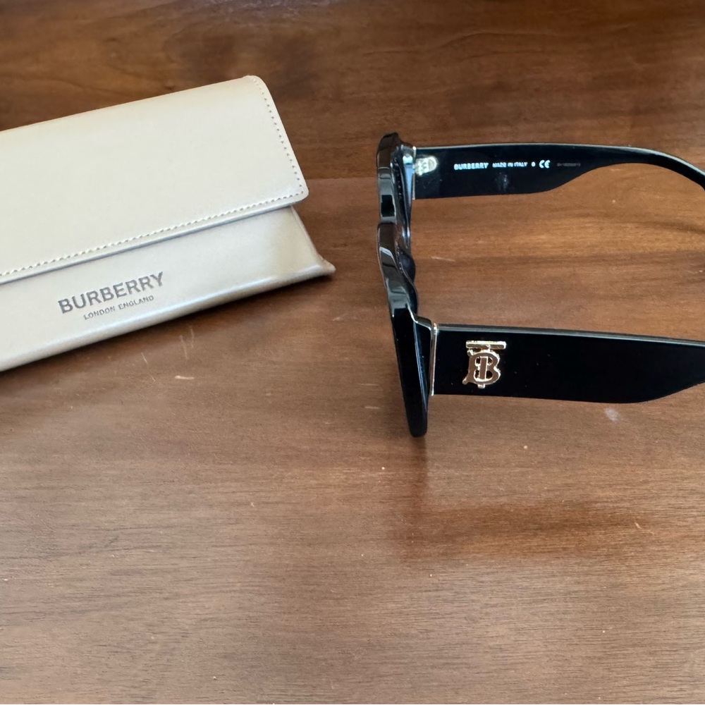 Burberry Black Sunglasses with Beige Case